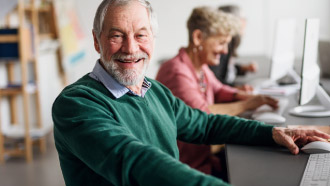 Homem idoso, com barba e cabelos brancos, olhe em frente sorridente